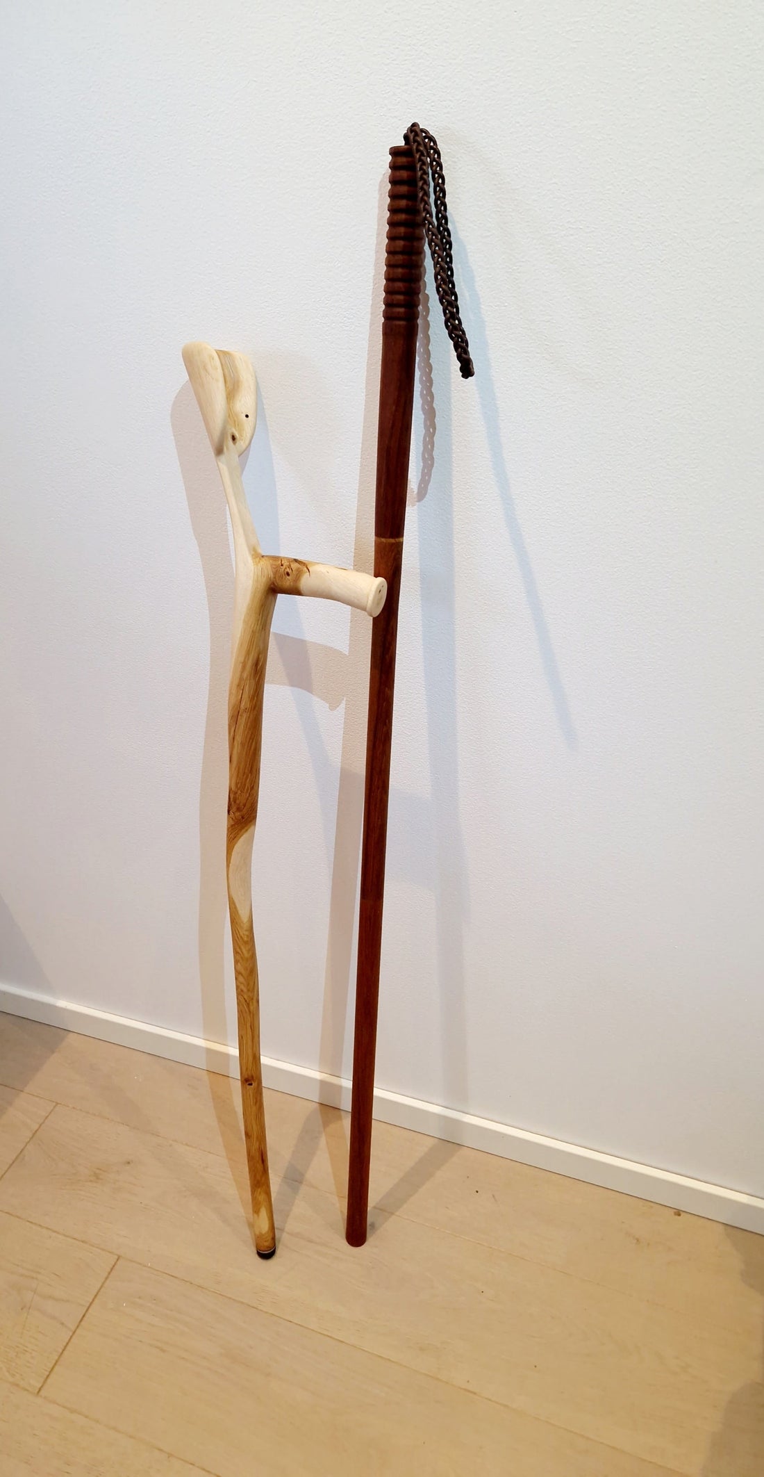 Käpp gjord i ett stycke Ek och en Vandringskäpp svarvad i mahogny redo att lämna verkstaden!